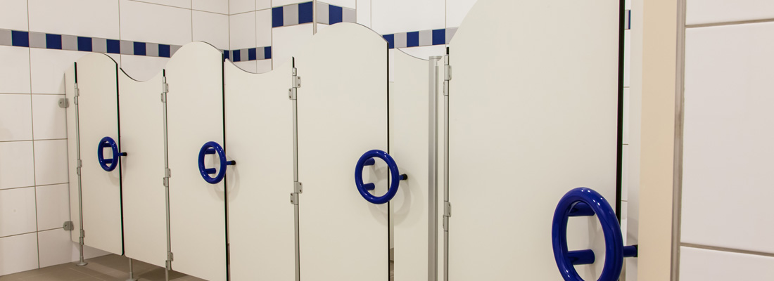 WC-Trennwand aus HPL - Kindergarten Ausführung - Wellenform